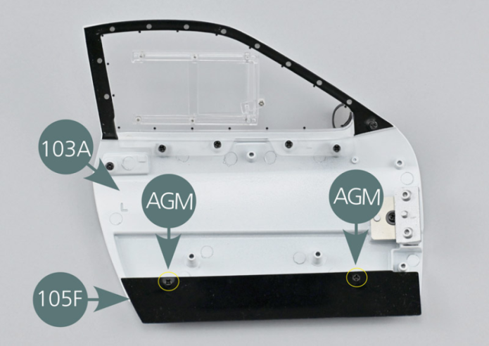 Positionner la protection 105F sur la base de la portière 103A, côté intérieur. Aligner les deux trous de la protection 105 F avec les deux supports de la portière 103E. Fixer la protection de bas de portière 105F avec deux vis AGM (cercles jaunes).