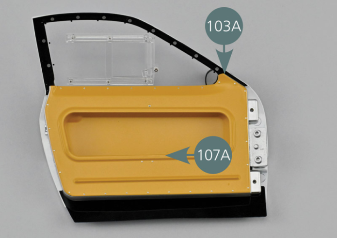 Positionner le panneau #B 107A sur l’intérieur de la portière gauche 103A comme indiqué, puis le fixer avec deux vis AGM dans les deux trous indiqués par un cercle rouge. 