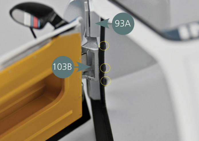 Ouvrir la charnière 103B et positionner les tétons en face des trois trous de la carrosserie 93A comme indiqué (cercles jaunes).