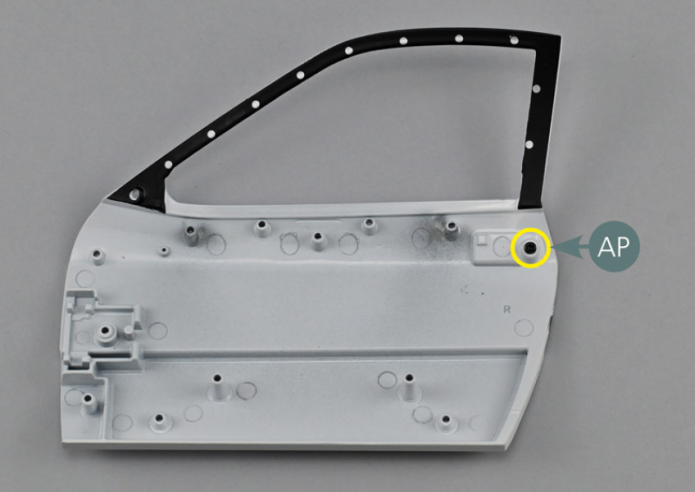 Fixer le support de poignée de porte 108D depuis la face intérieure de la portière avec une vis AP.