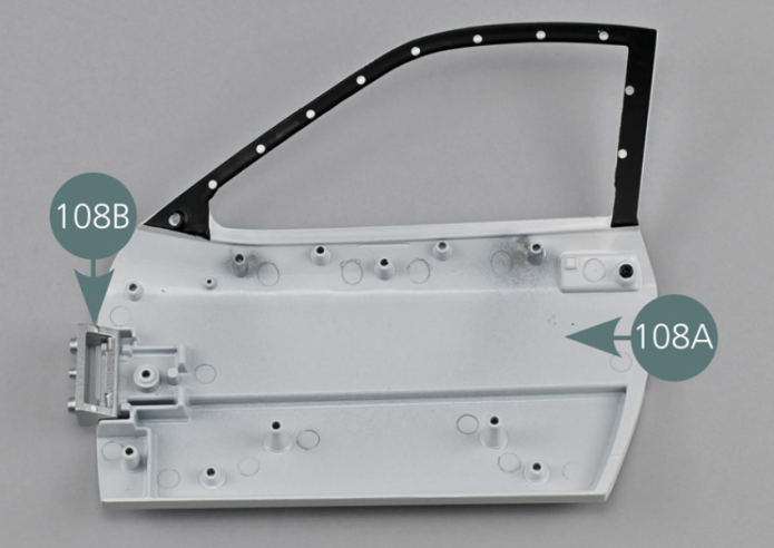 Positionner la charnière de portière 108B sur la face intérieure de la portière 108A. Vérifier la bonne orientation de la charnière 108B.