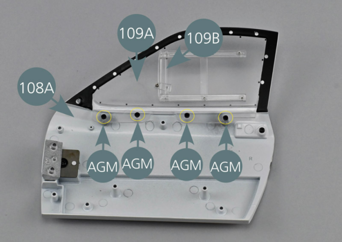 Positionner la vitre droite 109A sur la face intérieure de la portière droite 108A avec le déflecteur orienté vers l’extérieur. Fixer la vitre 109A sur la portière avec quatre vis AGM.