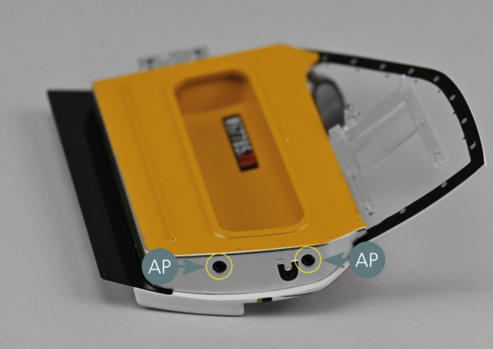 Fixer ensuite le panneau #B 112A sur le côté fermeture de la portière 108A avec deux vis AP (cercles jaunes). 