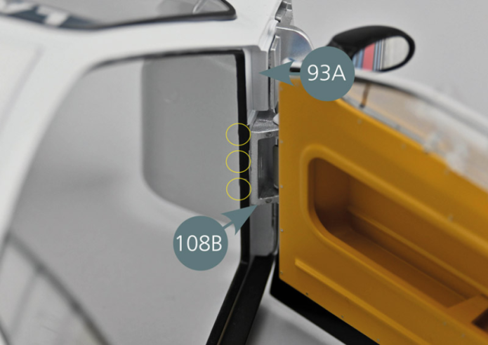Ouvrir la charnière 108B et positionner les tétons en face des trois trous de la carrosserie 93A comme indiqué (cercles jaunes).