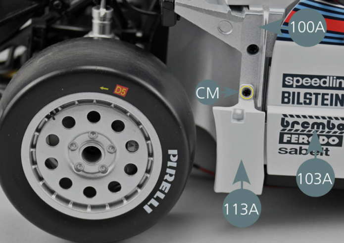 Positionner la séparation 113A devant la portière avant gauche 103A comme indiqué et la fixer sur la cloison d’habitacle avant 100A avec une vis CM.Retourner l’ensemble et fixer la carrosserie avec une vis CM (cercle rouge). Fixer ensuite le support de séparation 113B sur le plancher gauche du cockpit 67A avec une vis AM (cercle jaune).