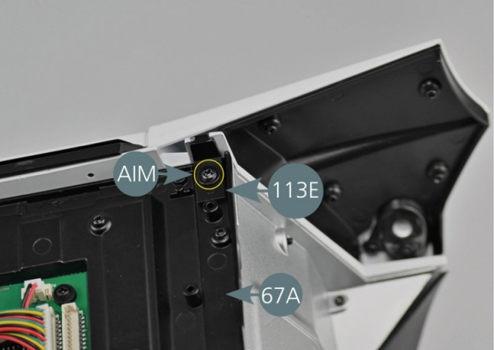 Positionner l’attache inférieure de plate-forme 113E sur le plancher gauche du cockpit 67A et la fixer avec une vis AIM.Fixer ensuite l’attache inférieure 113E sur la partie centrale de la carrosserie 93A avec une vis CM.