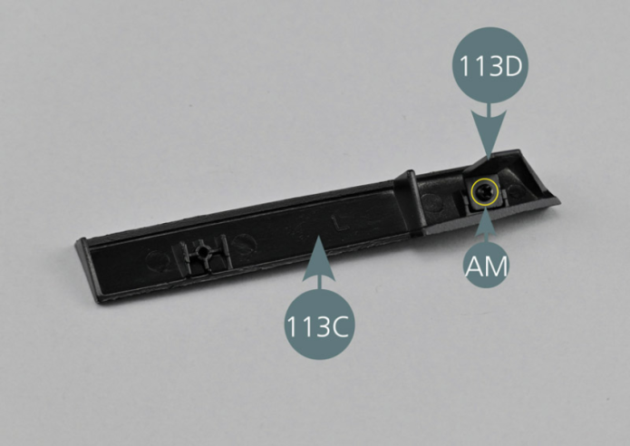 Positionner une attache inférieure 113D sur la jupe arrière gauche 113C et la fixer avec une vis AM.Positionner ensuite la jupe 113C sur la partie arrière de la carrosserie 93A et fixer l’attache inférieure 113D au plancher gauche du cockpit 67A avec une vis CM comme indiqué (cercle jaune).Mettre de côté la seconde attache 113D qui sera utilisée lors d’une étape ultérieure.