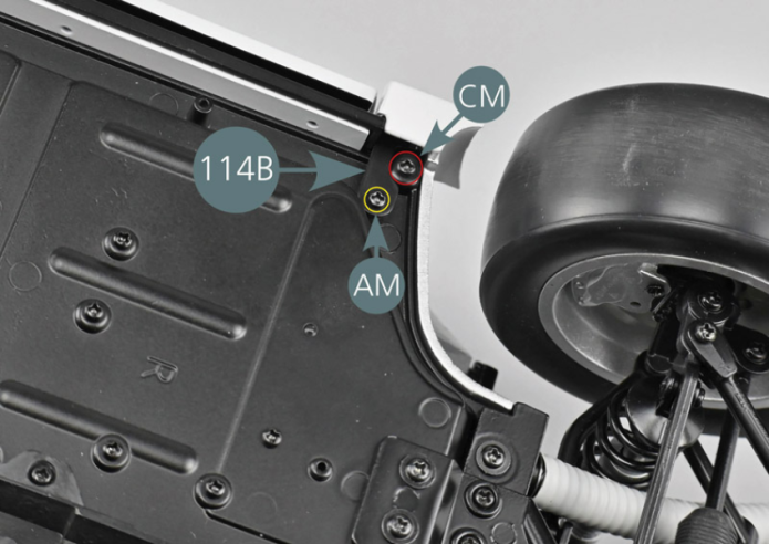 Retourner l’ensemble et fixer la carrosserie avec une vis CM (cercle rouge). Fixer ensuite le support de séparation 114B sur le plancher droit du cockpit 67B avec une vis AM (cercle jaune).