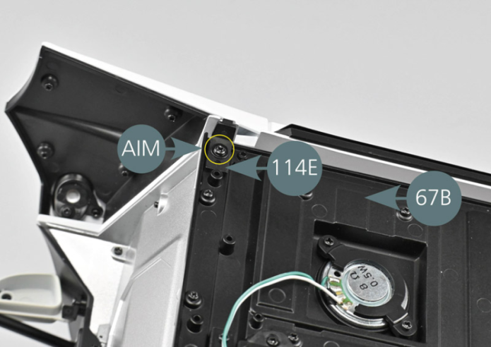 Positionner l’attache inférieure de plate-forme 114E sur le plancher droit du cockpit 67B et la fixer avec une vis AIM. Fixer ensuite l’attache inférieure 114E sur la partie centrale de la carrosserie 93A avec une vis CM.