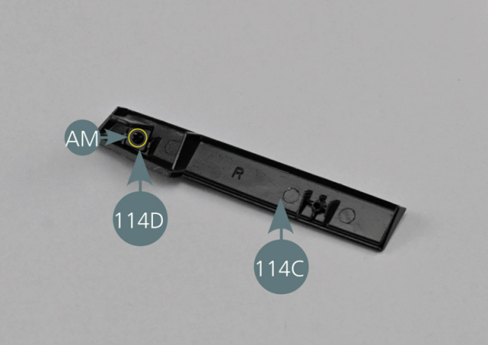 Positionner une attache inférieure 114D sur la jupe arrière droite 114C et la fixer avec une vis AM.Positionner ensuite la jupe 114C sur la partie arrière de la carrosserie 93A et fixer l’attache inférieure 114D au plancher gauche du cockpit 67B avec une vis CM comme indiqué (cercle jaune).