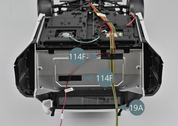 Carefully separate the wire of the right blinking light (H1-4) from the rest of the wires and secure them with two adhesive tapes (114F) as per picture.