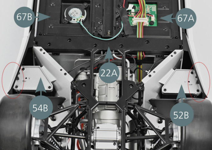 Prendre l’ensemble du montage du moteur, le retourner et placer le cadre inférieur du châssis arrière 22A sur le plancher gauche 67A et droit 67B. Vérifier que les réservoirs de carburant 52B et 54B sont positionnés légèrement plus bas que les deux jupes arrière (cercles rouges). Fixer le cadre inférieur du châssis arrière 22A sur le plancher avec six vis CM.