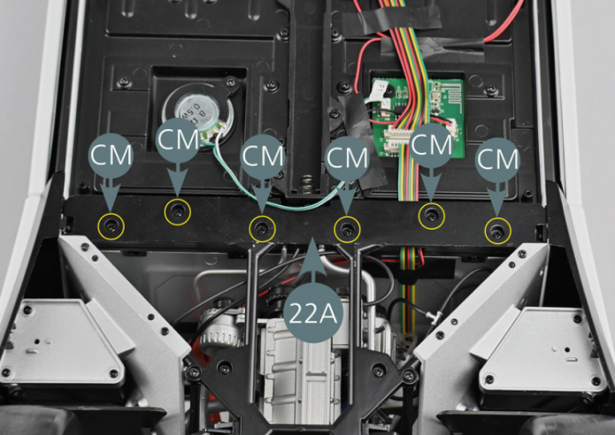 Fixer le cadre inférieur du châssis arrière 22A sur le plancher avec six vis CM.