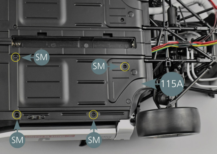 Fixer ensuite le panneau de châssis inférieur gauche 115A avec quatre vis SM. Insérer trois piles type AAA dans le compartiment à piles en respectant la polarité, le ressort étant du côté du pôle négatif (cercle jaune).Positionnez le couvercle du compartiment à piles 116B.Il est maintenant possible de tester le système électrique à l’aide de la télécommande fournie précédemment.