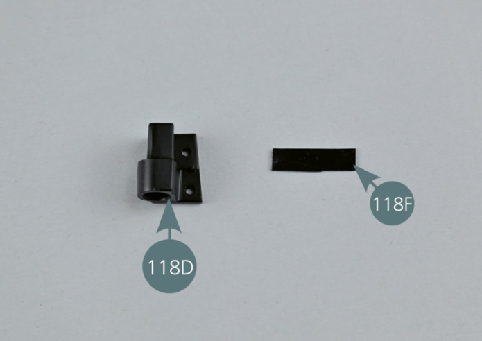 Enrouler une bande de caoutchouc 118F et l’insérer dans le logement circulaire de la charnière gauche du capot avant 118D.