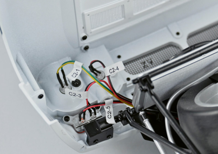 Open the bonnet (1A) and insert the left LEDs as shown. C2-1: Left dipped headlight; C2-4: Left parking light; C2-5: Left indicator light; C2-3: Left parking light.Then insert the right LEDs as shown: C2-1: right dipped headlight; C2-4: right parking light; C2-5: right indicator; C2-3: right parking light.