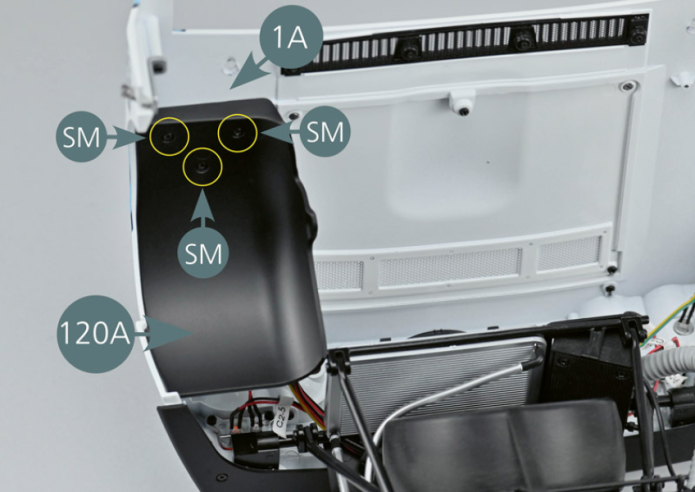 Ouvrir le capot avant 1A et positionner le passage de roue avant gauche 120A, en faisant correspondre les trois points de fixation comme indiqué (cercles jaunes). Fixer le passage de roue 120A avec trois vis SM.Répéter l’opération pour le passage de roue avant droit 120B.