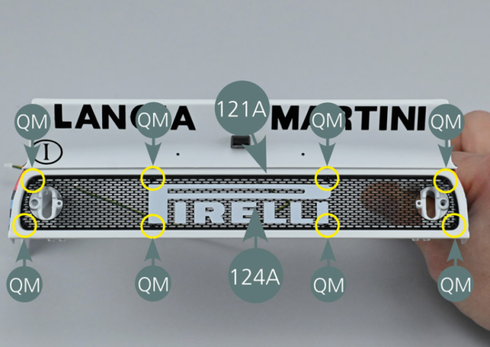 Position the rear grille (124A) on the rear bonnet (121A) and secure it with eight QM screws (yellow circles).