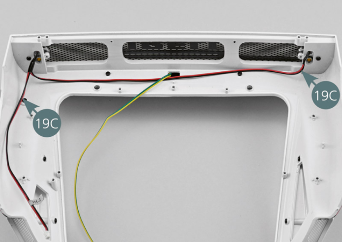 Le câble 19C (H1-2) comprend deux LED. Insérer la première LED dans le trou supérieur (rouge) du feu arrière gauche. Insérer ensuite la seconde LED dans le trou supérieur (rouge) du feu arrière droit. Insérer la LED du câble 19D (H1-3) dans le trou inférieur (orange) du feu arrière gauche. Insérer la LED du câble 19E (H1-4) dans le trou inférieur (orange) du feu arrière droit. 