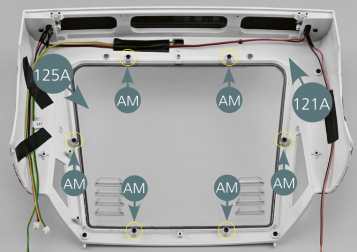 Placer le capot arrière 121A face interne tournée vers le haut, puis positionner la lunette arrière 125A comme indiqué et la fixer avec six vis AM.
