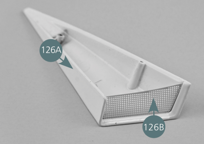 Placer la prise d’air arrière gauche 126A face interne tournée vers le haut, puis insérer la grille 126B dans les rainures.