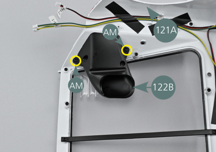 Positionner l’écope d’air intérieure122B comme indiqué sur la photo et la fixer avec deux vis AM (cercles jaunes).