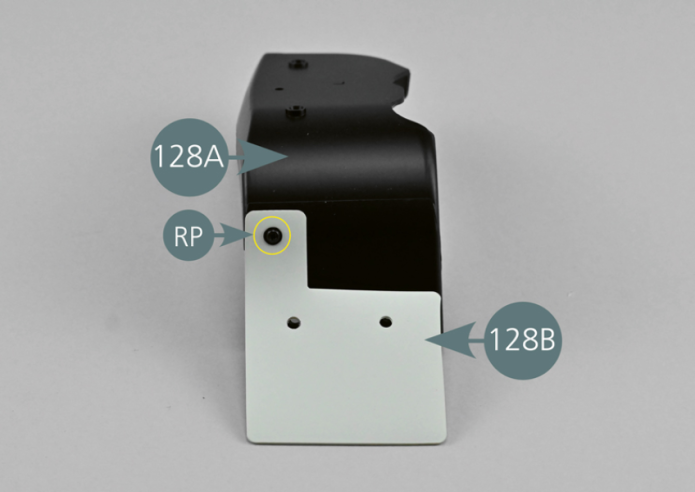 Positionner la bavette 128B sur l’extérieur du garde-boue 128A et la fixer avec une vis RP. 