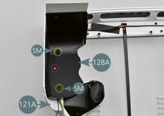 Positionner le garde-boue 128A sur le côté gauche à l’intérieur du capot arrière 121A. Aligner l’ergot situé sur le capot avec le trou du garde-boue (cercle rouge), puis le fixer avec deux vis SM (cercles jaunes). Fixer ensuite le renfort de la bavette 128C sur le capot arrière 121A avec deux vis AM (cercles jaunes).