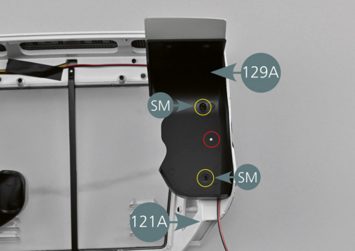 Positionner le garde-boue 129A sur le côté droit à l’intérieur du capot arrière 121A. Aligner l’ergot situé sur le capot avec le trou du garde-boue (cercle rouge), puis le fixer avec deux vis SM. Fixer ensuite le renfort de la bavette 129C sur le capot arrière 121A avec deux vis AM.