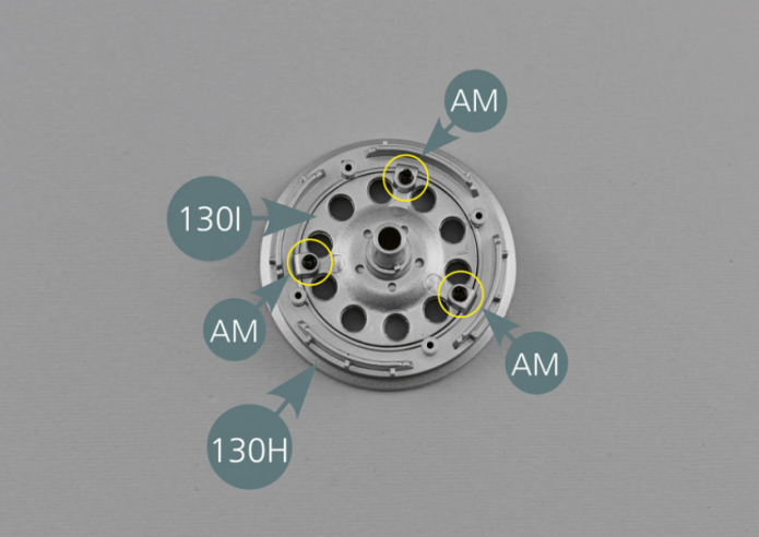 Insérer la jante de roue centrale 130I dans la jante de roue extérieure 130H, en faisant correspondre les trois points de fixation (cercles jaunes), puis la fixer avec trois vis AM du côté intérieur.Tremper le pneumatique 130G dans de l’eau chaude pour le ramollir, puis le sécher soigneusement avant de procéder au montage, particulièrement la partie intérieure.