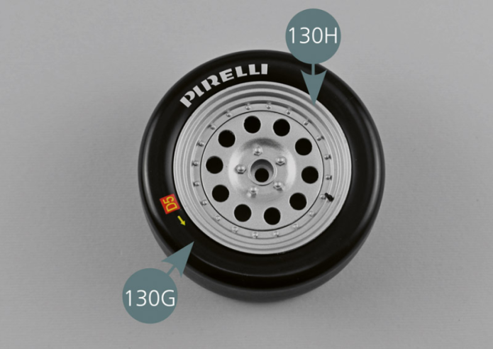 Positionner la jante de roue extérieure 130H dans le pneumatique 130G.Retourner la roue et insérer la jante de roue intérieure 130J, en faisant correspondre les quatre points d’assemblage, puis fixer l’ensemble avec quatre vis AP.