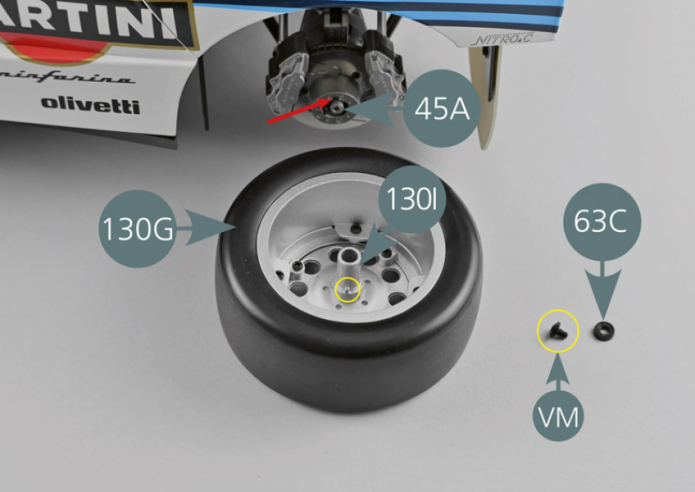 Prendre la nouvelle roue 130G assemblée. La pièce 130I a une dent de référence (cercle jaune), tandis que sur le moyeu arrière gauche 45A, se trouve une encoche de la même forme (flèche rouge).