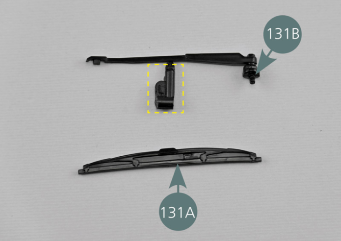 Prendre les éléments 131A et 131B de l’essuie-glace gauche, tous deux marqués de la lettre L.À l’aide d’un cutter, détacher le bras d’essuie-glace gauche 131B (indiqué par le rectangle jaune en pointillés) de sa grappe de moulage.Enfoncer le bras d’essuie-glace gauche 131B sur le balai d’essuie-glace 131A.