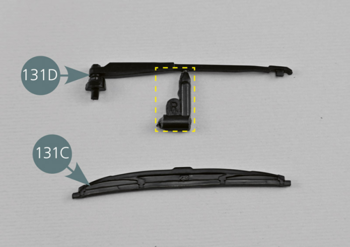 Prendre les éléments 131C et 131D de l’essuie-glace droit, tous deux marqués de la lettre R.À l’aide d’un cutter, détacher le bras d’essuie-glace droit 131D (indiquée par le rectangle jaune en pointillés) de sa grappe de moulage.Enfoncer le bras d’essuie-glace droit 131D sur les balais d’essuie-glace 131C.