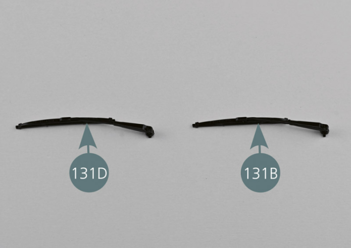 Les deux essuie-glaces sont assemblés. Positionner les bras d’essuie-glace dans les trous situés à la base du pare-brise, à l’avant de la partie centrale de la carrosserie 93A. L’essuie-glace gauche 131B va du côté du conducteur et l’essuie-glace droit 131D du côté du copilote, comme indiqué.