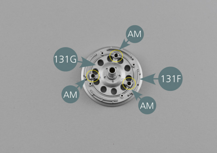 Insérer la jante de roue centrale 131G dans la jante de roue extérieure 131F, en faisant correspondre les trois points de fixation (cercles jaunes), puis la fixer avec trois vis AM du côté intérieur. Tremper le pneumatique 131E dans de l’eau chaude pour le ramollir, puis le sécher soigneusement avant de procéder au montage, particulièrement la partie intérieure. Positionner la jante de roue extérieure 131F dans le pneumatique 131E. Retourner la roue et insérer la jante de roue intérieure 131H, en faisant correspondre les quatre points d’assemblage, puis fixer l’ensemble avec quatre vis AP.