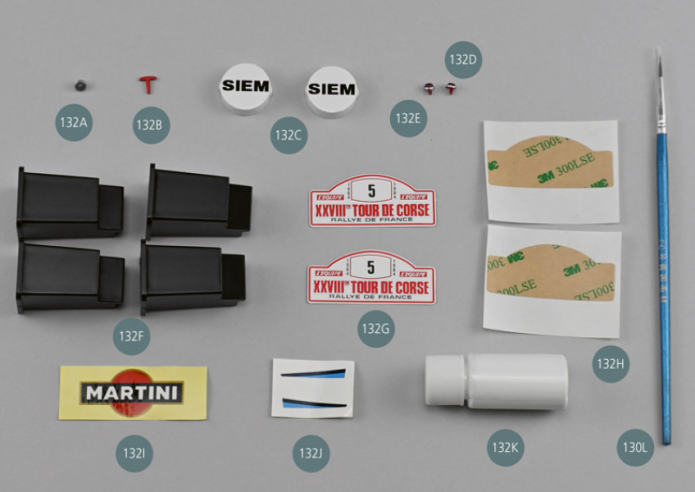 132A Bouchon de réservoir d’eau132B Coupe-batterie132C Cache de phare à longue portée (x 2)132D Clignotant gauche132E Clignotant droit132F Chandelles de soutien (x 4)132G Plaque de rallye (x 2)132H Adhésif double-face (x 2)132I Autocollant Martini132J Décalcomanie de capot (x 2)132K Peinture blanche 132L Pinceau