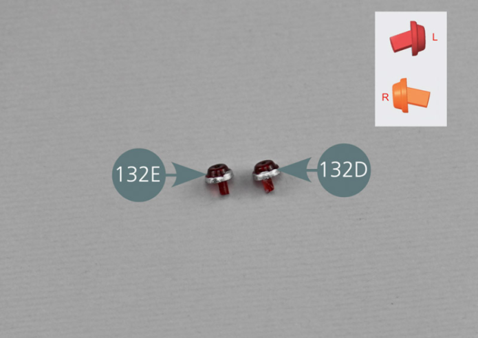 Les clignotants 132D (gauche) et 132E (droite) possèdent une broche de fixation avec une inclinaison différente comme indiqué sur la vue de détail en médaillon.Insérer le clignotant 132D dans le trou prévu sur l’aile gauche et le clignotant 132E dans le trou prévu sur l’aile droite.