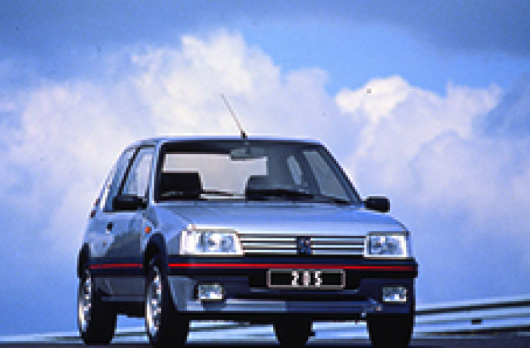 With its sober, compact design and impeccable road handling, the 205 regularly topped the list of GTI comparisons in the 1980s.© IXO Collections SAS - Tous droits réservés. Crédits photo © Peugeot