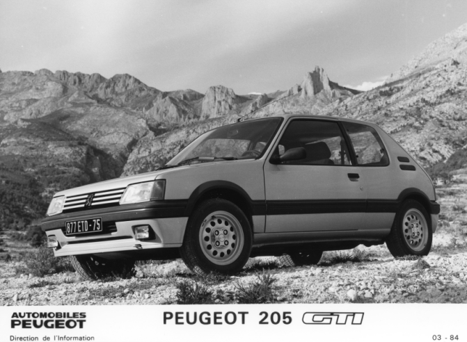 The 14-inch alloy wheels are fitted with MXV low-profile tyres specially designed by Michelin for this car.© IXO Collections SAS - Tous droits réservés. Crédits photo © Peugeot