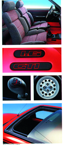 Le catalogue de la 205 GTI souligne les éléments qui distinguent ce modèle dans la gamme, comme les jantes sport et le fameux sigle bien visible sur le montant de custode.© IXO Collections SAS - Tous droits réservés. Crédits photo © Peugeot