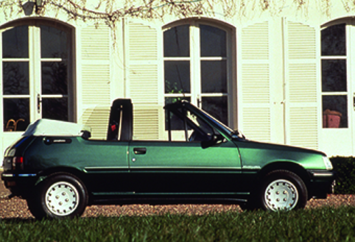 La lunga collaborazione tra Peugeot e il torneo di tennis Roland Garros è iniziata con la 205 nel 1989.© IXO Collections SAS - Tous droits réservés. Crédits photo © Peugeot