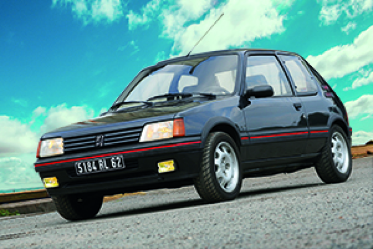 Die zweite Version des Peugeot 205 GTI war ein echter Erfolg in Sachen Stil und Leistung, was die damalige Presse nicht unberührt ließ.© IXO Collections SAS - Tous droits réservés. Crédits photo © Archives & Collections