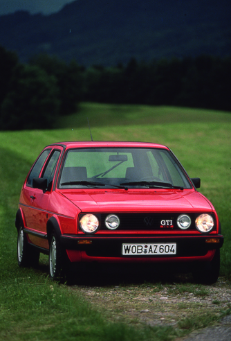 La Volkswagen Golf sera la principale concurrente de la Peugeot 205 GTI, ici une version 1800 à 16 soupapes délivrant 135 ch de 1986© IXO Collections SAS - Tous droits réservés. Crédits photo © Volkswagen