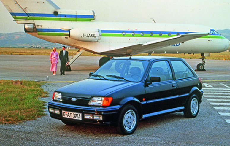 La XR2i, issue de la gamme Fiesta, est l’un des modèles sportifs développés par la firme américaine Ford pour mettre un pied dans la cour des GTI.© IXO Collections SAS - Tous droits réservés. Crédits photo © Ford