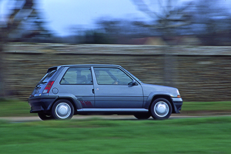 Chez Renault, c’est la Supercinq GT Turbo qui se dressera en travers du chemin de la Peugeot 205 GTI à partir de 1985.© IXO Collections SAS - Tous droits réservés. Crédits photo © Archives & Collections