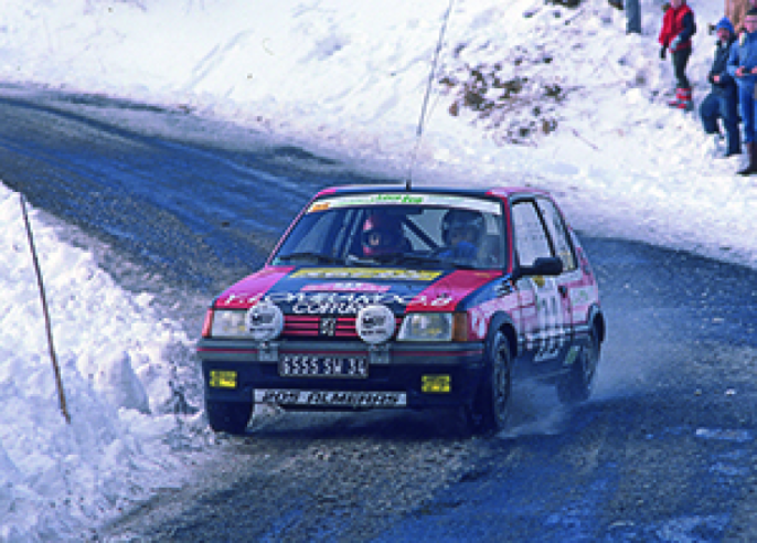 In the 1985 Monte Carlo Rally, no less than ten Peugeot 205 GTI 1.6 were entered, three of which retired, including that of the Henri Cabaniols and Régine Cabaniols team.© IXO Collections SAS - Tous droits réservés. Crédits photo © Christian Ciquello