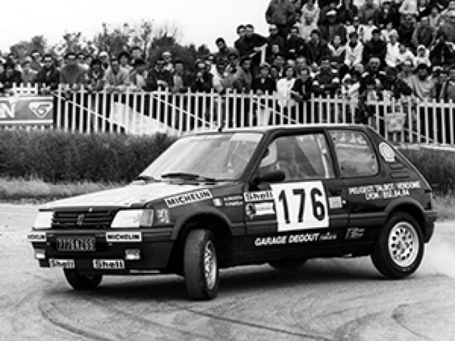 El 205 GTI 1.6 conducido por Alain Crozet y su compañero de equipo Patrick Pivato en el Rally de La Baule de 1984, donde terminaron en el puesto 25.© IXO Collections SAS - Tous droits réservés. Crédits photo © Peugeot Communication