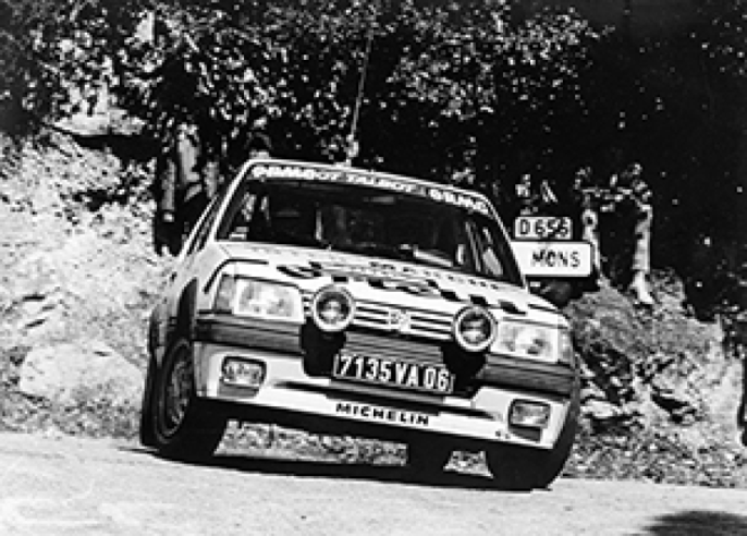 Michel Brunasso e Matos De Faria al Campionato Europeo di Critérium Alpin-Behra del 1985 (16° posto).© IXO Collections SAS - Tous droits réservés. Crédits photo © Peugeot Communication