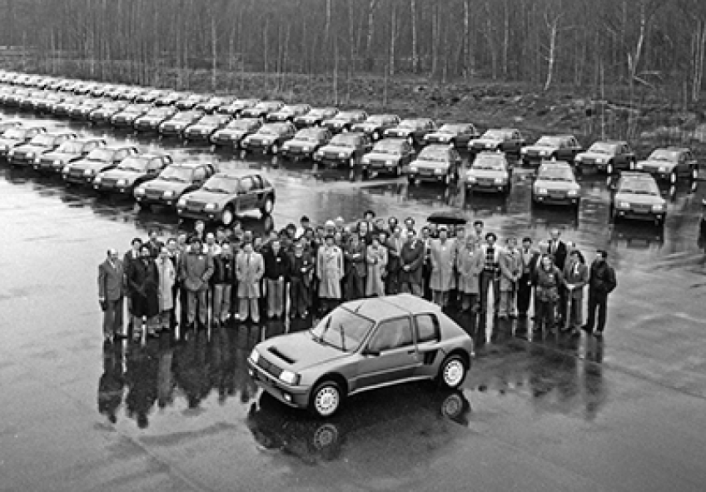 El 29 de marzo de 1984, 200 ejemplares del Peugeot 205 Turbo 16 fueron montados en la pista de pruebas de Mortefontaine para su homologación en el Grupo B por la FISA.© IXO Collections SAS - Tous droits réservés. Crédits photo © Peugeot